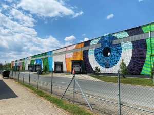 U Letiště Václava Havla vznikla jedna z největších venkovních maleb na světě.