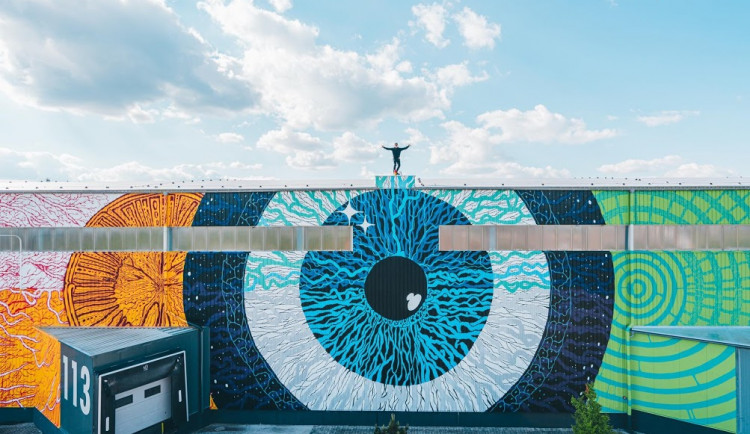 U Letiště Václava Havla vznikla jedna z největších venkovních maleb na světě.