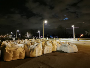 FOTO: Libeňský most čeká zatěžkávací zkouška. Přečtěte si informace o omezení dopravy