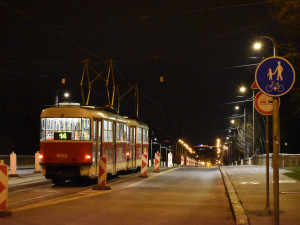 FOTO: Libeňský most čeká zatěžkávací zkouška. Přečtěte si informace o omezení dopravy