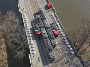 FOTO: Libeňský most čeká zatěžkávací zkouška. Přečtěte si informace o omezení dopravy