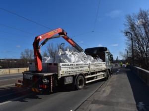 FOTO: Libeňský most čeká zatěžkávací zkouška. Přečtěte si informace o omezení dopravy