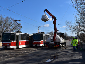 FOTO: Libeňský most čeká zatěžkávací zkouška. Přečtěte si informace o omezení dopravy