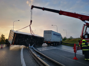 FOTO: Na sjezdu z Pražského okruhu se převrátil kamion, návěs musel zvedat jeřáb