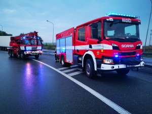 Na sjezdu z Pražského okruhu se převrátil kamion, návěs musel zvedat jeřáb.