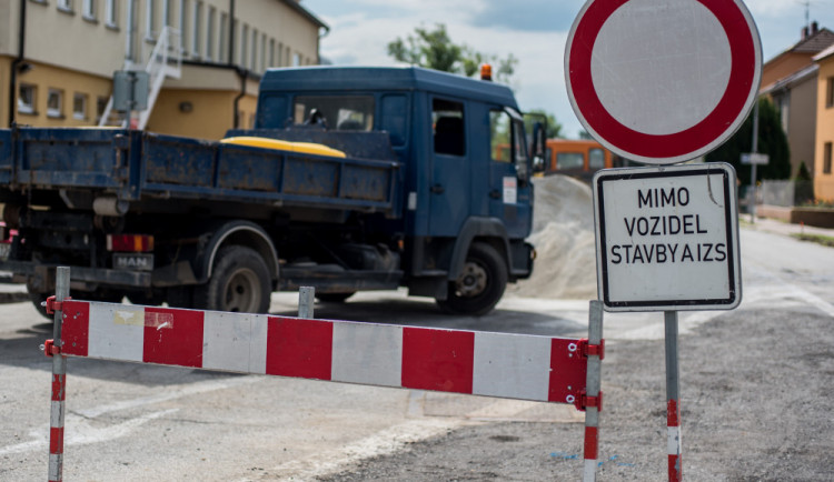 Silničáři už se pustili do opravy silnice mezi Nepolisy a Zadražany, řidiči tudy neprojedou do poloviny listopadu