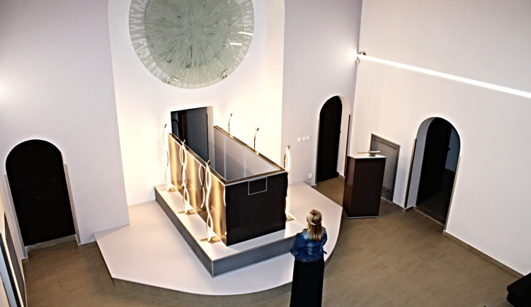 Smuteční síň v Sokolově je po rekonstrukci důstojným místem loučení