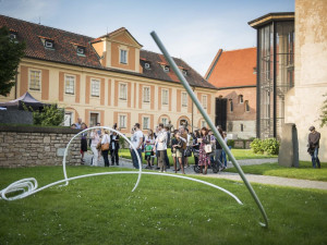 FOTO: Jóga, akrobatická vystoupení, letní kino. Anežka LIVE baví Pražany