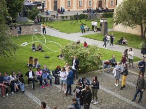FOTO: Jóga, akrobatická vystoupení, letní kino. Anežka LIVE baví Pražany