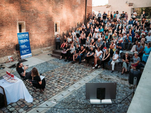 FOTO: Jóga, akrobatická vystoupení, letní kino. Anežka LIVE baví Pražany