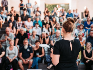 FOTO: Jóga, akrobatická vystoupení, letní kino. Anežka LIVE baví Pražany