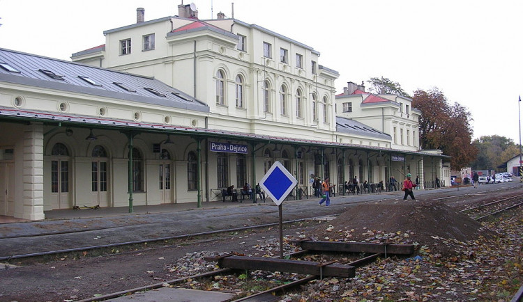 Prověřování prodeje pozemků u nádraží Dejvice pokračuje