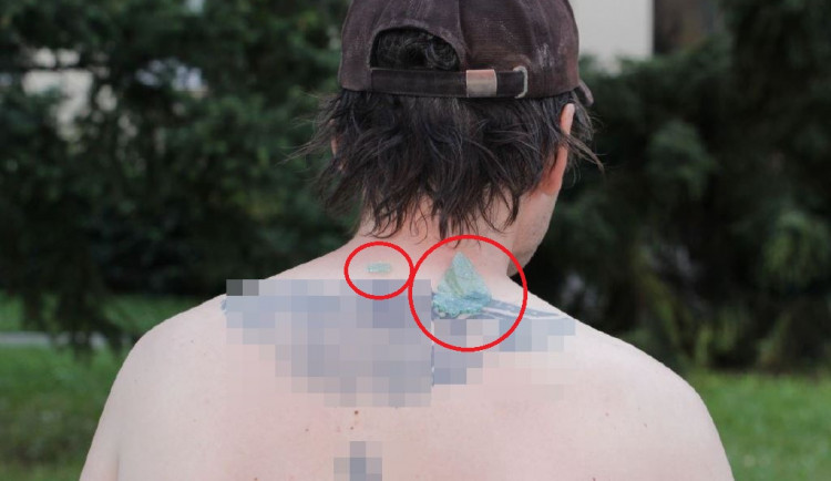 FOTO: Muž popřel, že se vloupal do auta. Střepy z něj měl za krkem