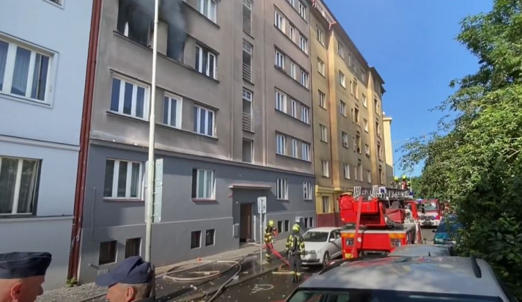 Obyvatelé domu ve Strojnické ulici v Holešovicích se po výbuchu dočkali podpory sousedů