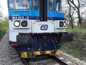 V Praze-Běchovicích usmrtil vlak muže, provoz na trati byl omezen