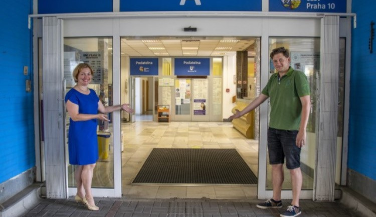 Praha 10 „rozsvěcuje úřad“. Vyvrací stereotypy a nabírá nové zaměstnance