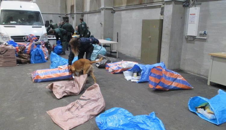 Drogy jsou stále v módě, celníci jich letos v kraji zabavili už téměř za milion korun