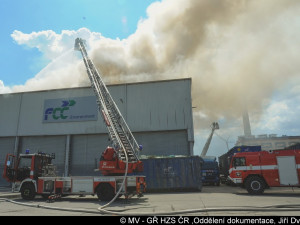 FOTO, VIDEO: V Kyjích byl vyhlášen třetí stupeň poplachu. Hořela tam hala