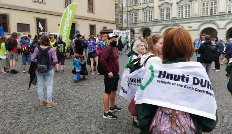 Na Malostranském náměstí se sešly stovky ekologických aktivistů.