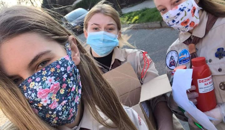 Na akcích uvnitř může být 500 lidí. V Praze jsou povinné roušky u lékaře