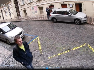 FOTO: Zloděje při projížďce Prahou zachytilo několik kamer. Poznáváte ho?