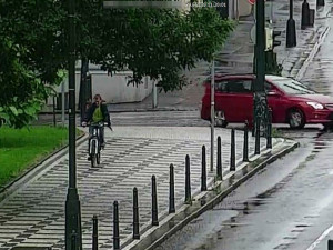 FOTO: Zloděje při projížďce Prahou zachytilo několik kamer. Poznáváte ho?