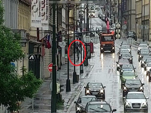 FOTO: Zloděje při projížďce Prahou zachytilo několik kamer. Poznáváte ho?