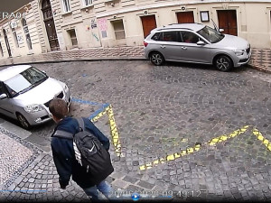 FOTO: Zloděje při projížďce Prahou zachytilo několik kamer. Poznáváte ho?