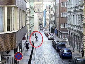 FOTO: Zloděje při projížďce Prahou zachytilo několik kamer. Poznáváte ho?