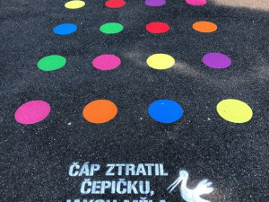 FOTO: Nové hry na chodnících v Praze 14 zabaví děti i dospělé. Podívejte se, jak vypadají