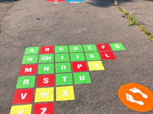 FOTO: Nové hry na chodnících v Praze 14 zabaví děti i dospělé. Podívejte se, jak vypadají