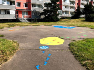 FOTO: Nové hry na chodnících v Praze 14 zabaví děti i dospělé. Podívejte se, jak vypadají