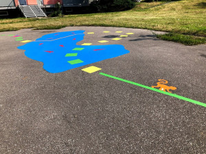 FOTO: Nové hry na chodnících v Praze 14 zabaví děti i dospělé. Podívejte se, jak vypadají