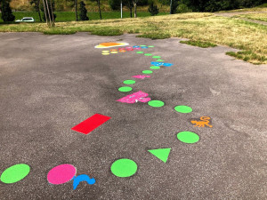 FOTO: Nové hry na chodnících v Praze 14 zabaví děti i dospělé. Podívejte se, jak vypadají