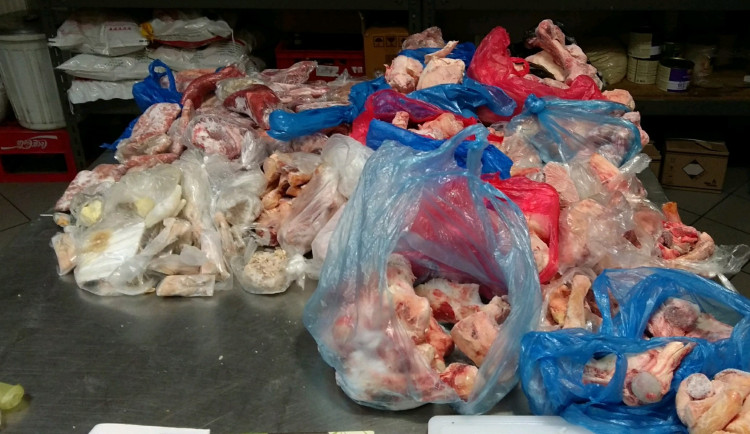 Zátah veterinářů v tržnici SAPA. Likvidaci neunikne přes 1300 křepelčích vajec.