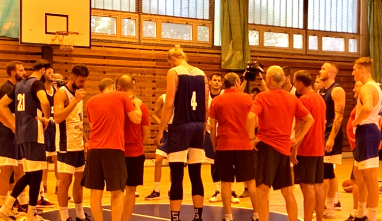 Tomáš Satoranský řádí se spoluhráči na palubovce v Mariánských Lázních