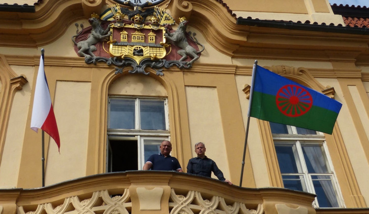 Na Nové radnici v Praze zavlaje romská vlajka. Připomene romský holokaust