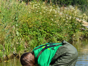 FOTO: Je voda v Praze znečištěná? Arnika provádí analýzu