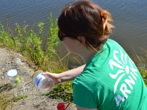 FOTO: Je voda v Praze znečištěná? Arnika provádí analýzu