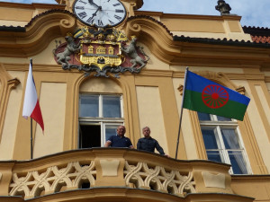 Na Nové radnici v Praze zavlaje romská vlajka. Připomene romský holokaust