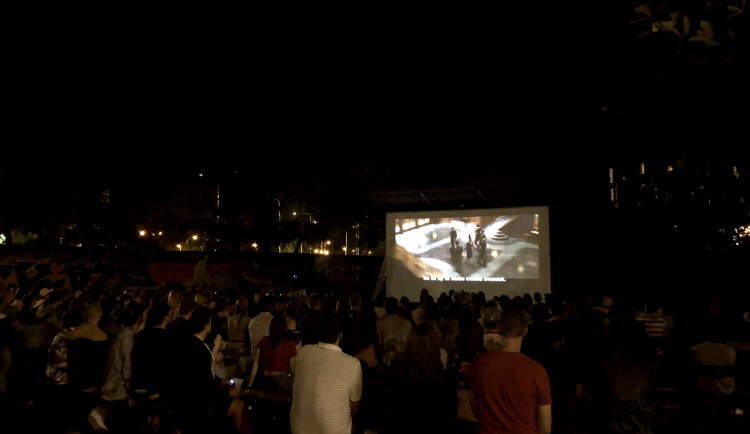 PRAŽSKÉ LETŇÁKY: Letní kino před Crossem, spojení filmů a elektronické hudby