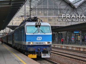 Mezi Prahou a Berounem nejezdí vlaky. Strojvedoucí zapomněl stáhnout sběrač a poškodil vedení