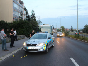 FOTO: Útočník se sekerou v ruce honil jiného muže a křičel, že ho zabije. Pak ji hodil po policistech