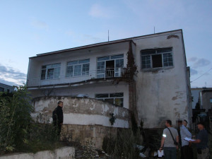 FOTO: Útočník se sekerou v ruce honil jiného muže a křičel, že ho zabije. Pak ji hodil po policistech