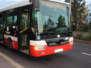FOTO: Útočník se sekerou v ruce honil jiného muže a křičel, že ho zabije. Pak ji hodil po policistech