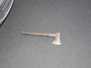 FOTO: Útočník se sekerou v ruce honil jiného muže a křičel, že ho zabije. Pak ji hodil po policistech