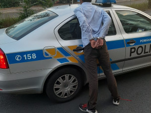 FOTO: Útočník se sekerou v ruce honil jiného muže a křičel, že ho zabije. Pak ji hodil po policistech