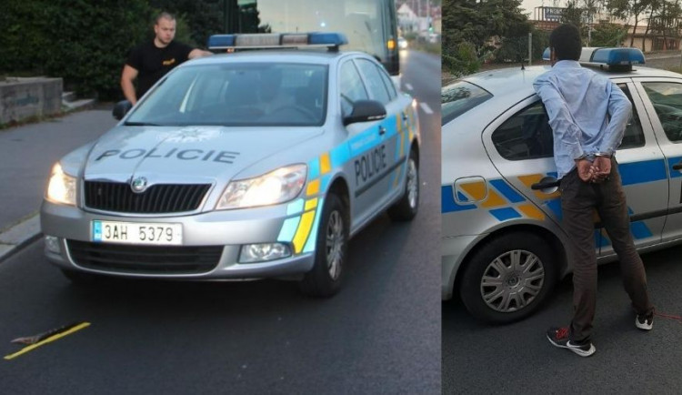 FOTO: Útočník se sekerou v ruce honil jiného muže a křičel, že ho zabije. Pak ji hodil po policistech