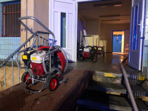 FOTO: Noční požár v Motole způsobil velké škody. Padesát osob muselo být evakuováno