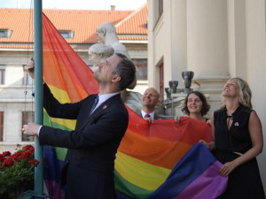 Na pražské radnici bude od pondělí vlát duhová vlajka na podporu LGBT komunity